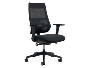 Cadeira de direcao rocada bracos regulaveis base polimero encosto de malha e assento em tecido preto 610x680x1075 mm